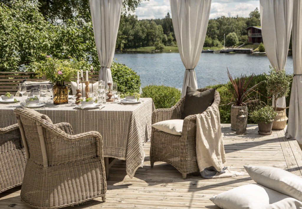 Utomhusgardin vid sjömiljö.