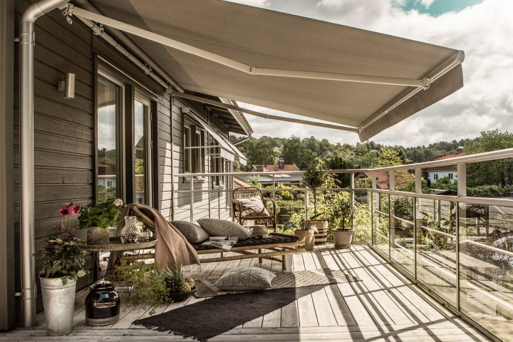 Grå terrassmarkis på balkong.