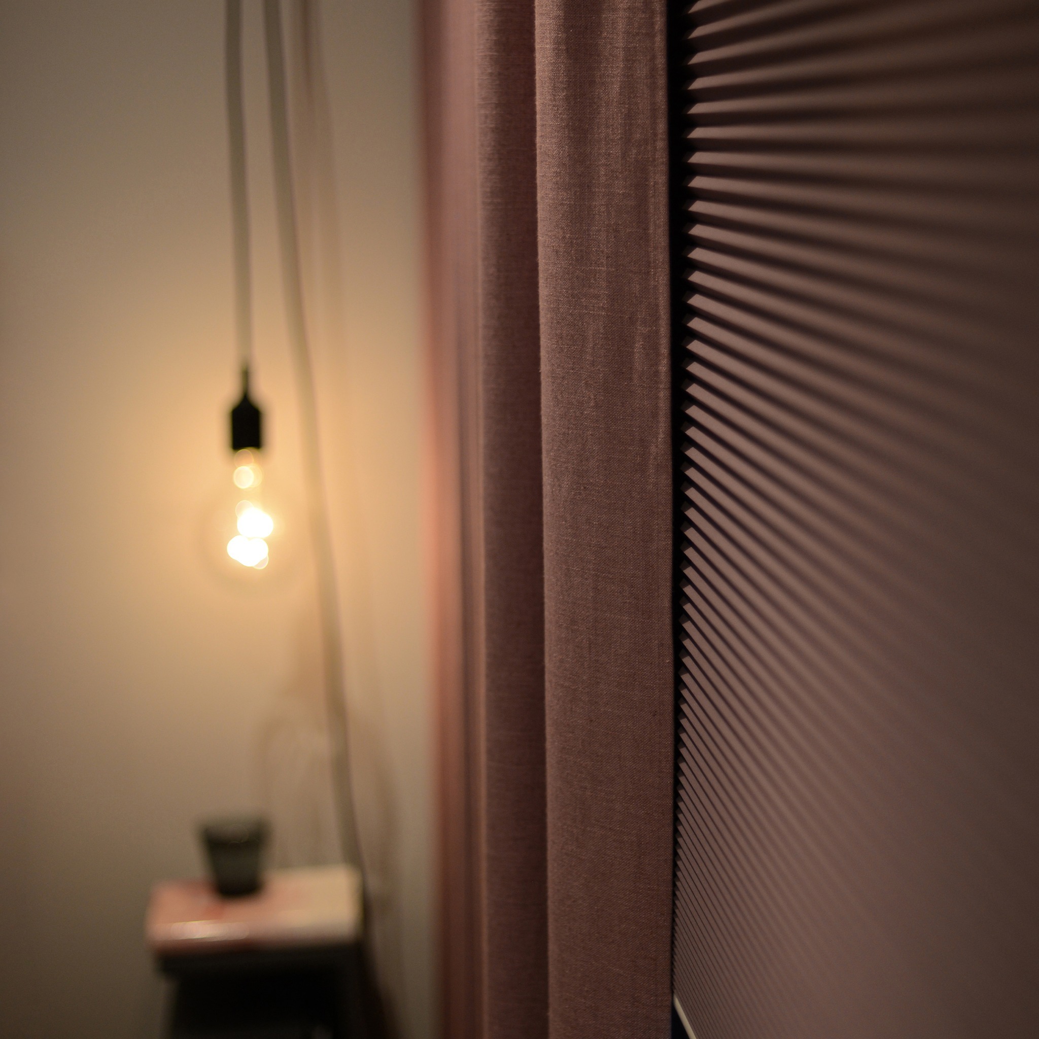 Mörkläggande duettegardin bakom gardin.