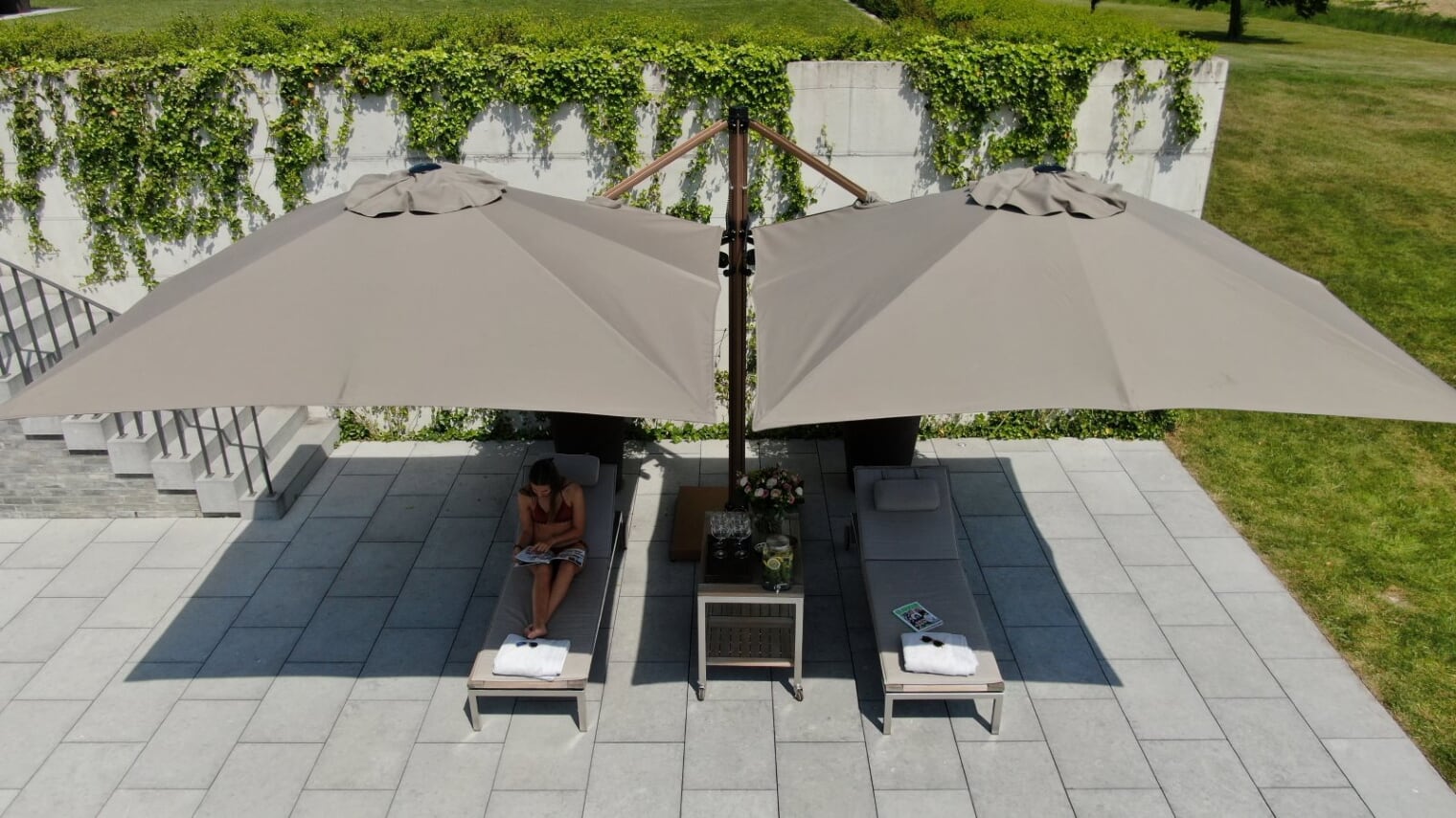 Två parasoll på en stolpe.