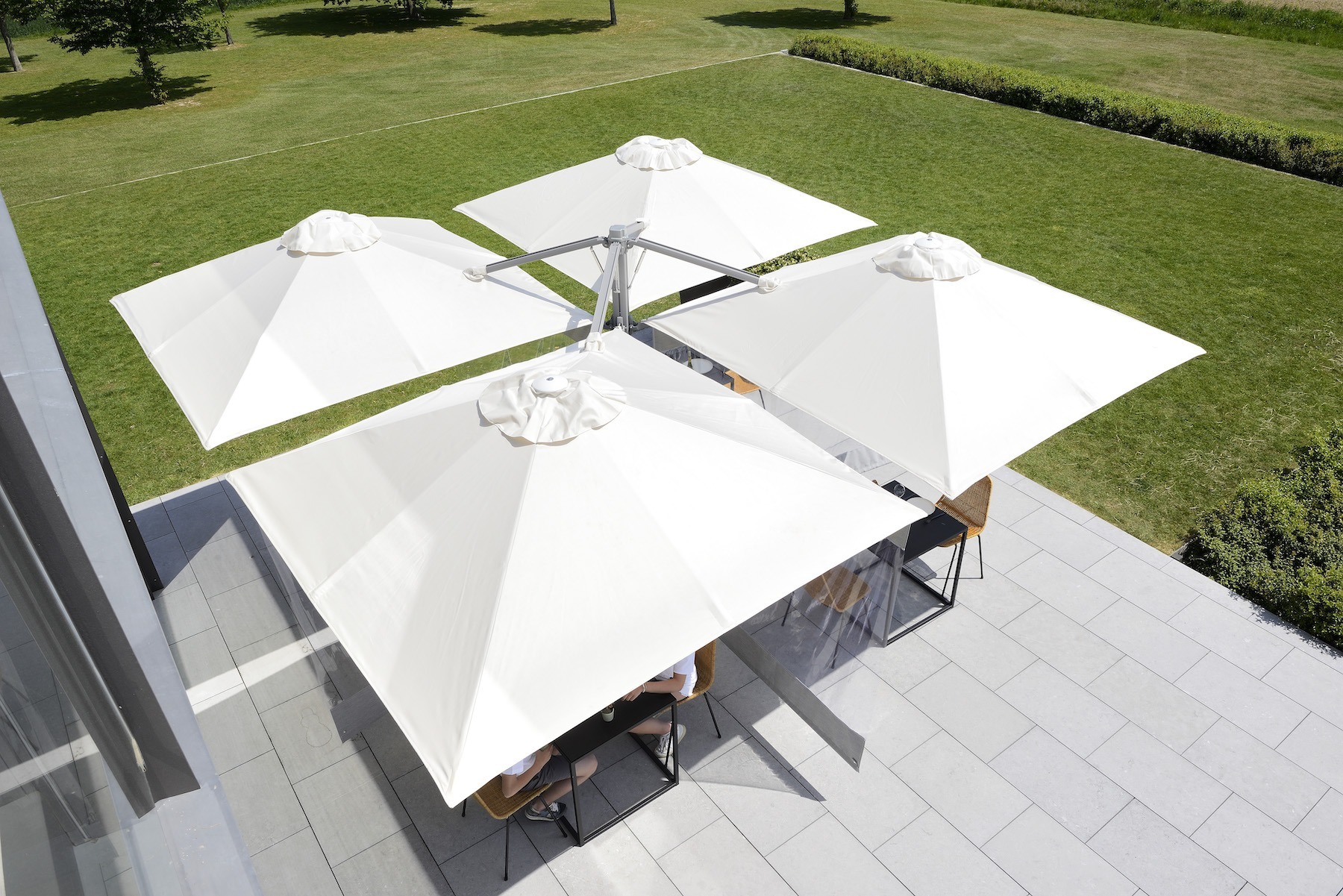 Fyra parasoll på en stolpe.