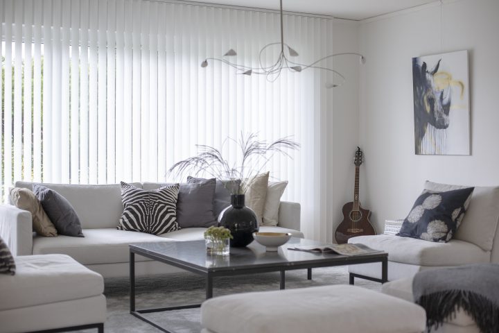 Vita lamellgardiner i vardagsrum.