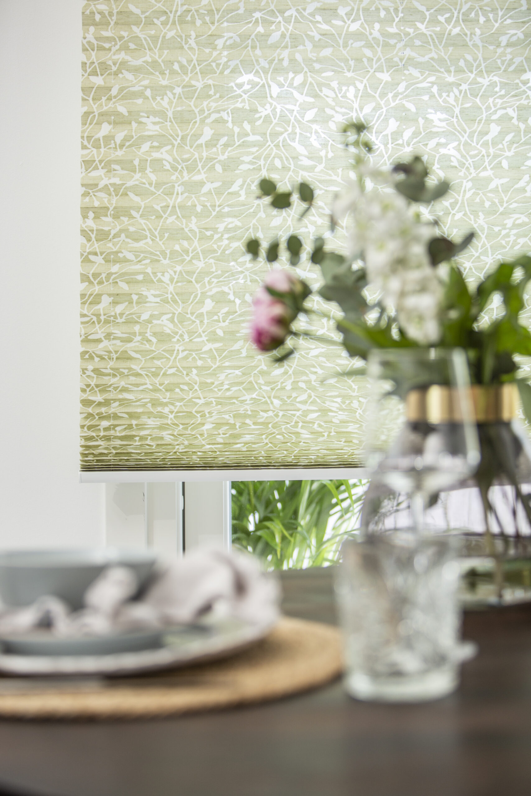 Grön mönstrad plisségardin i matrum.