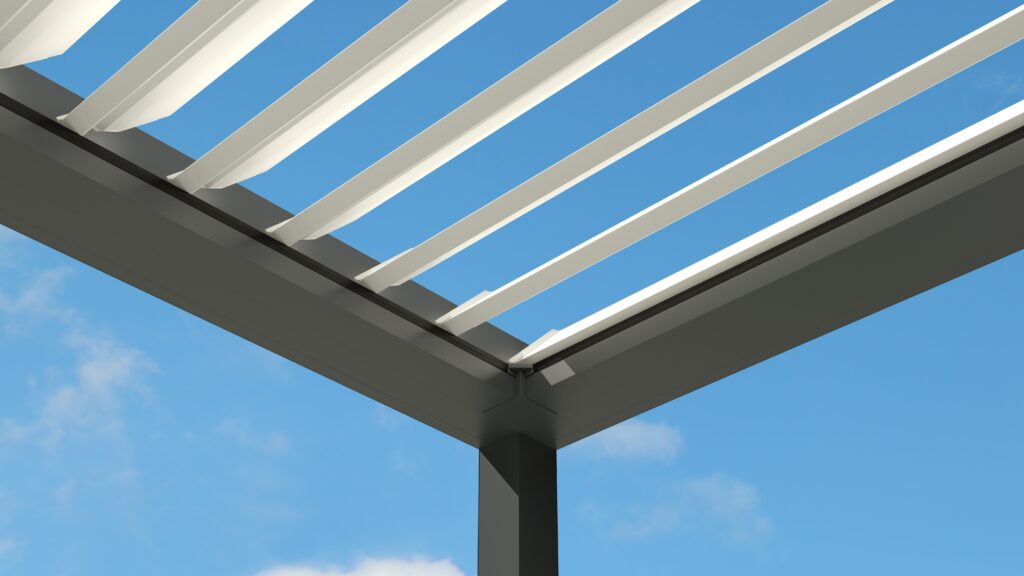 Pergola med öppet lamelltak.