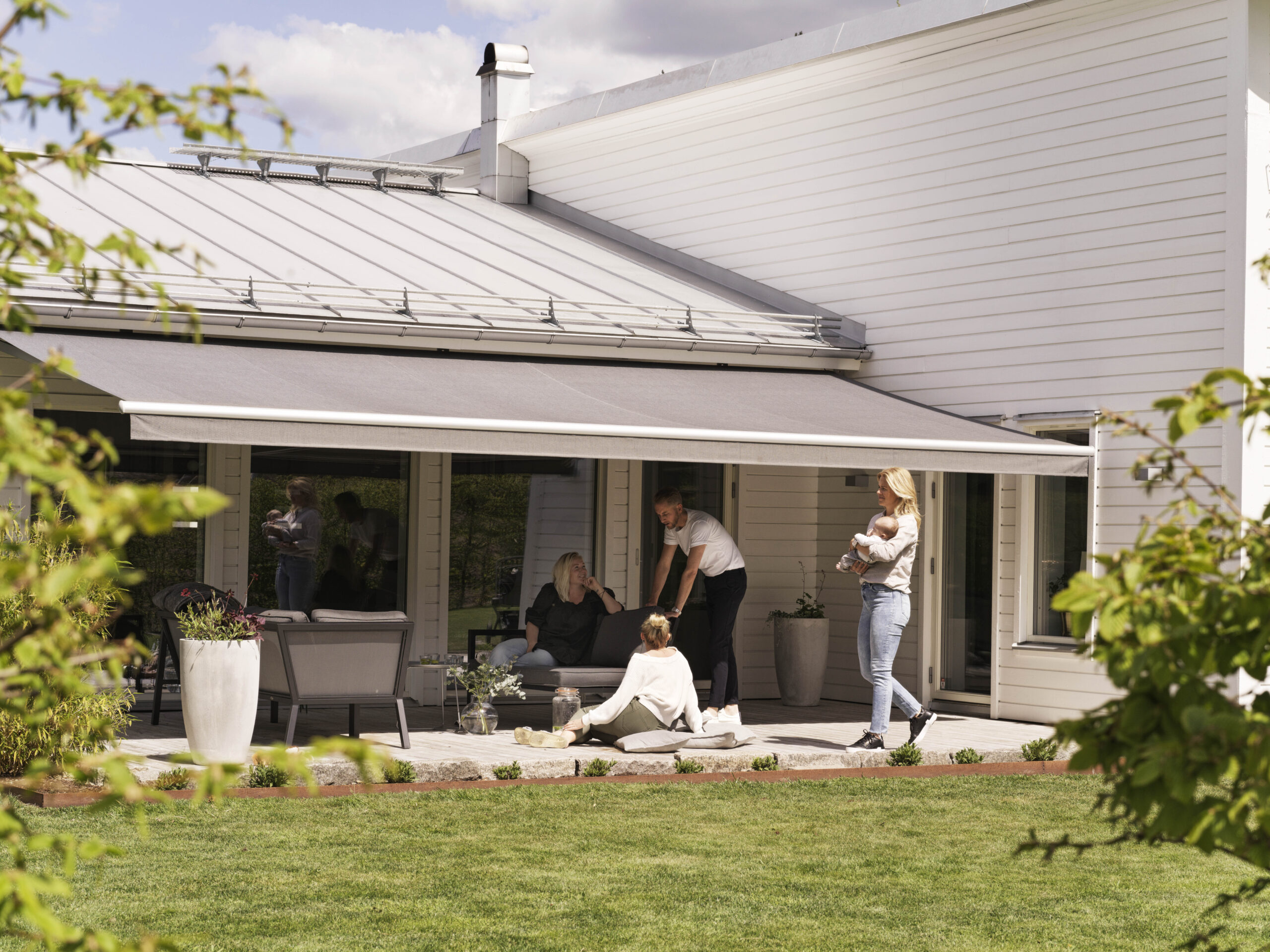 Terrassmarkis över uteplats.