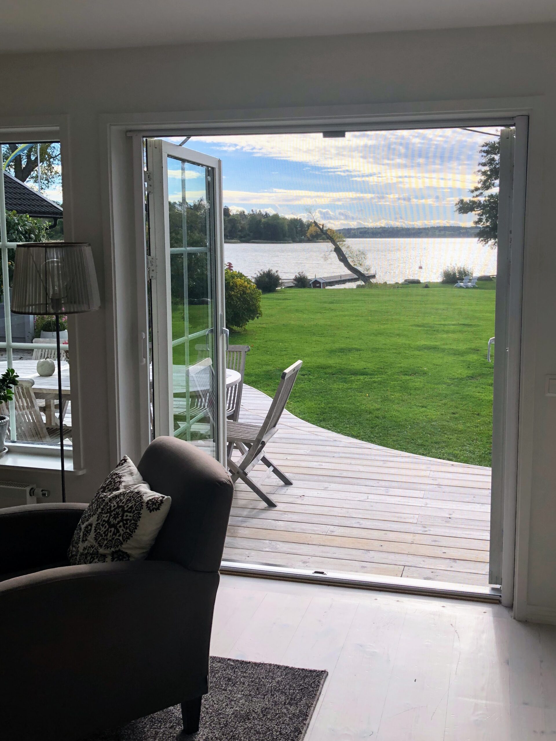 Myggnät i vardagsrum.