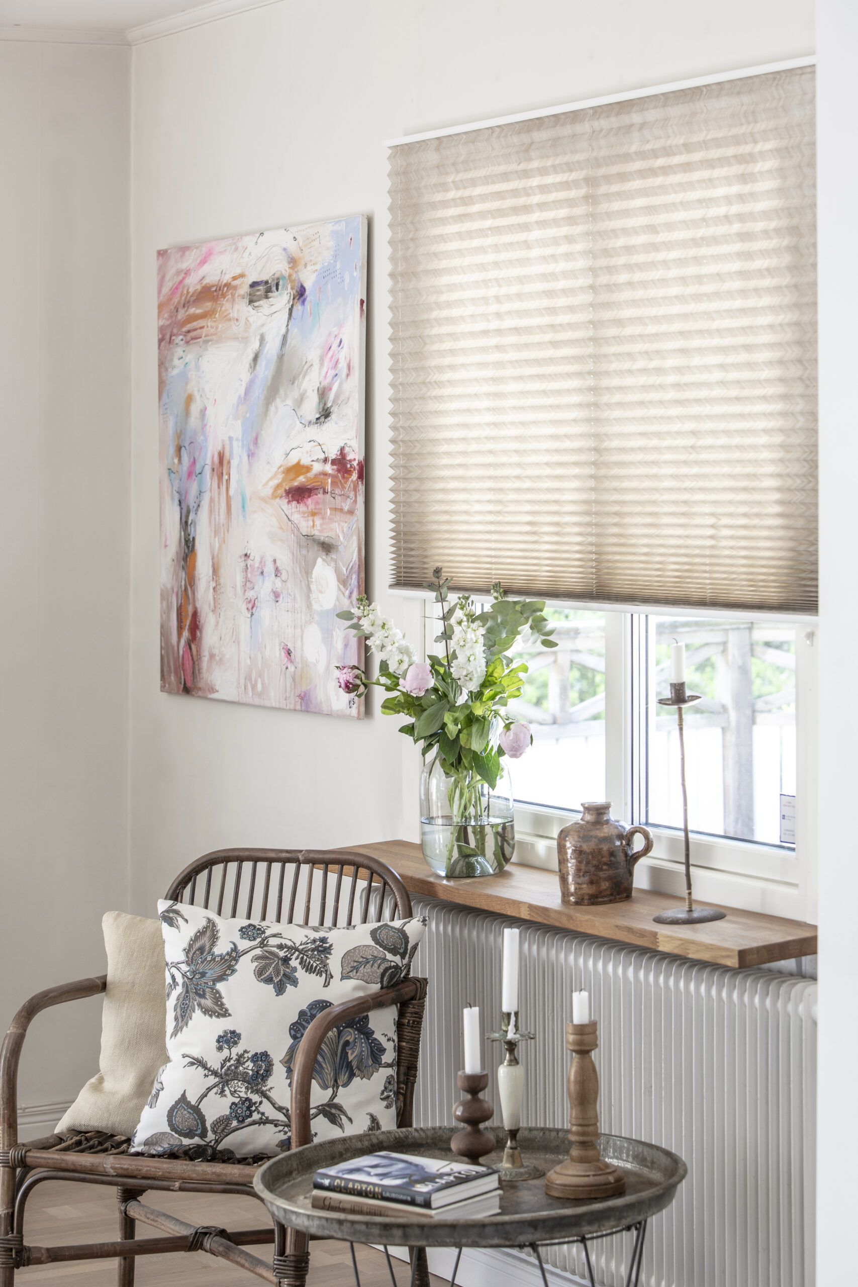 Beige plisségardin i vardagsrum.