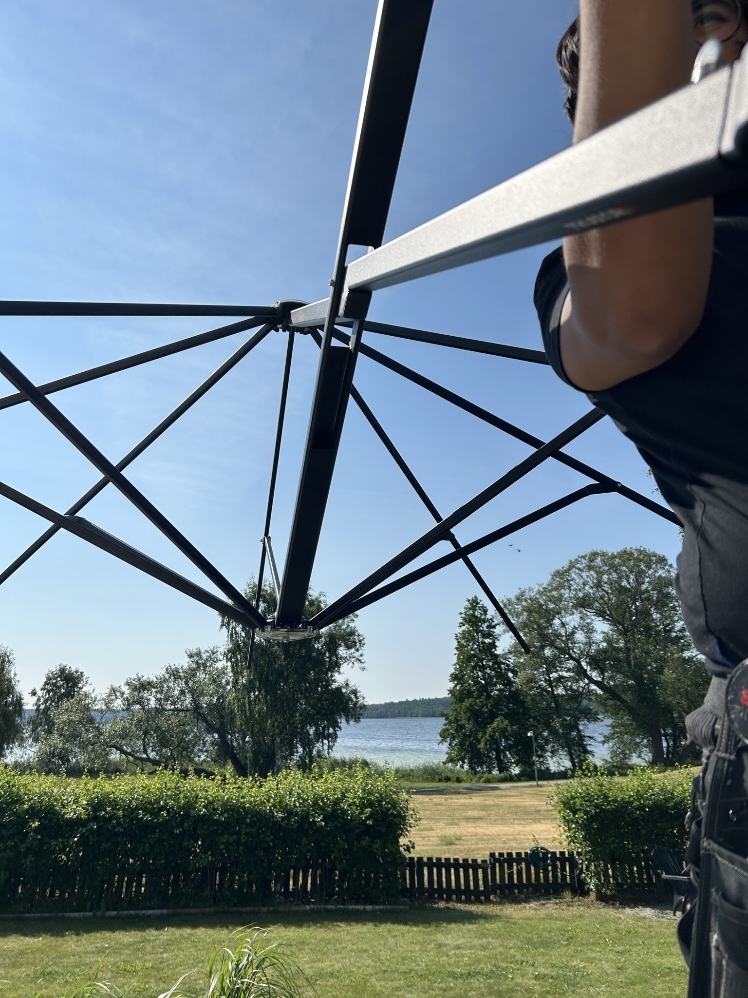 Montör monterar parasoll.