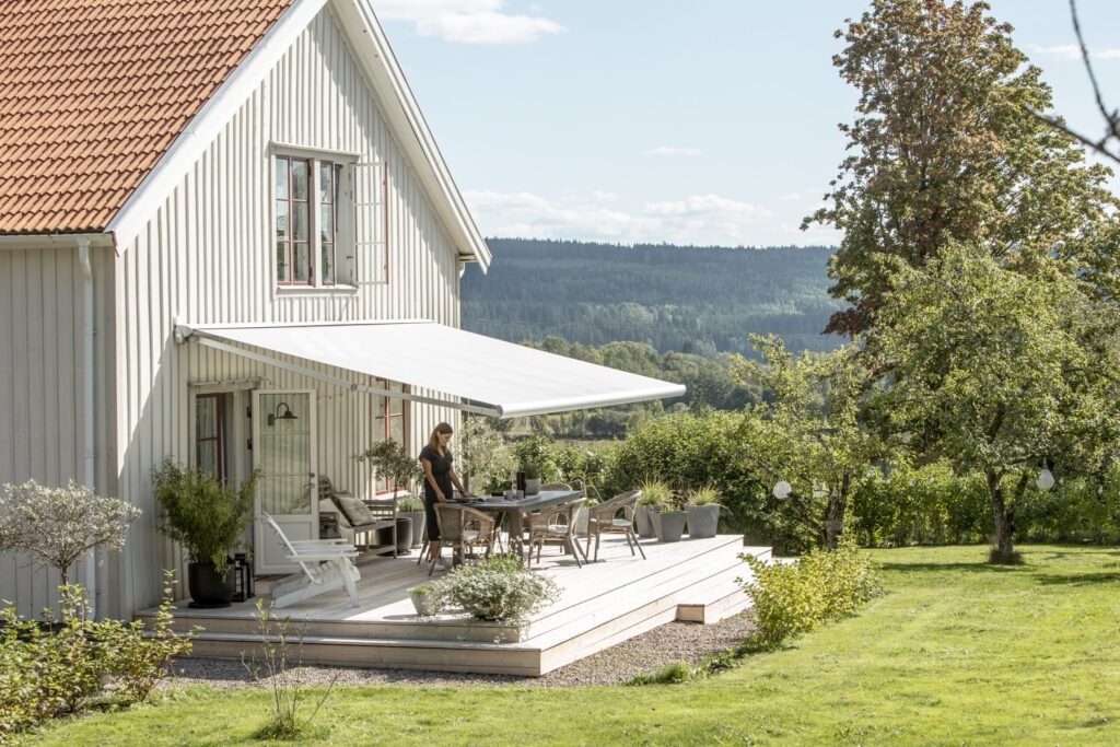 Terrassmarkis på vit villa.