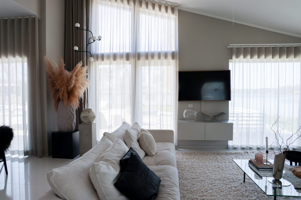 Dubbla gardinskenor med en mörkläggande gardin och en skir gardin.