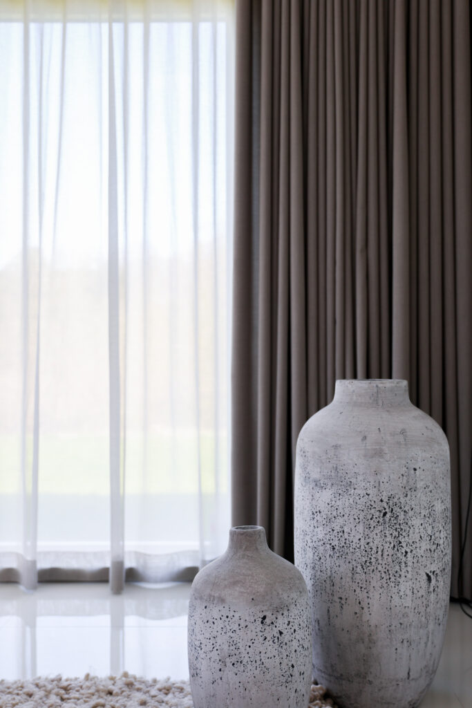 Dubbla gardinskenor med en mörkläggande gardin och en skir gardin.