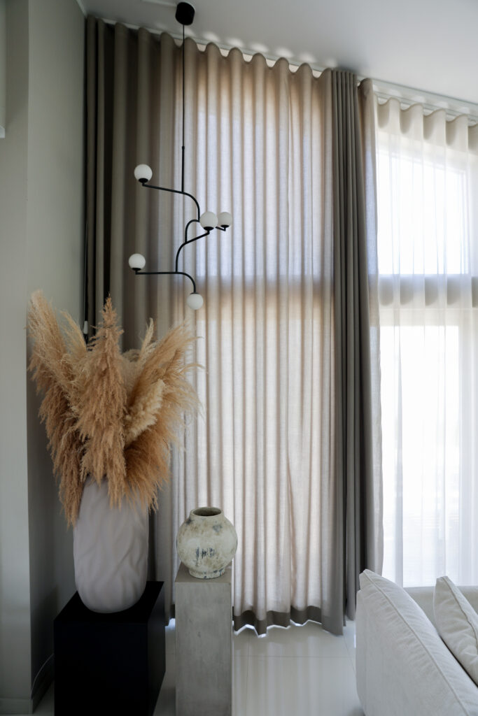 Dubbla gardinskenor med en mörkläggande gardin och en skir gardin.