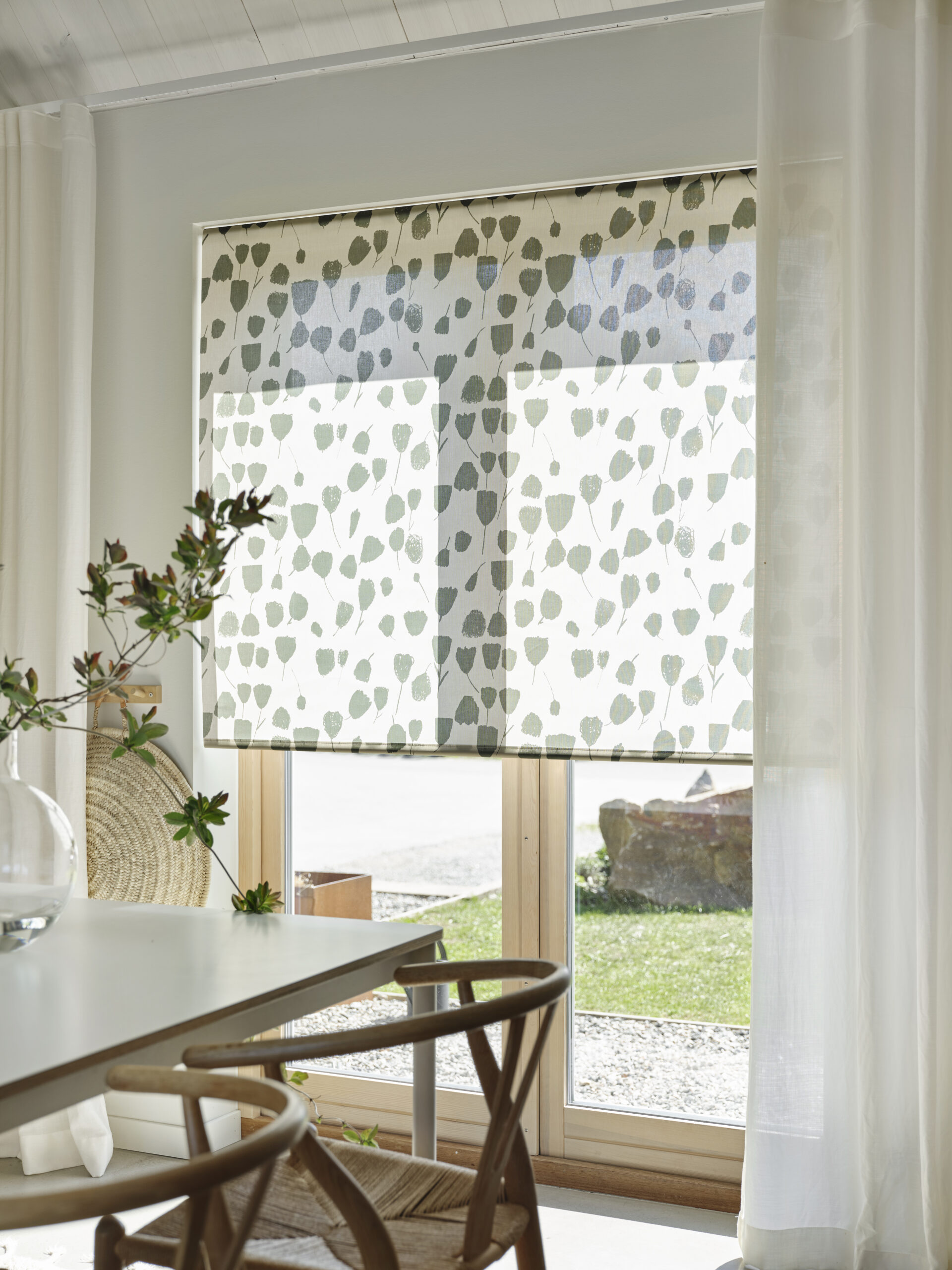 Mönstrad rullgardin.