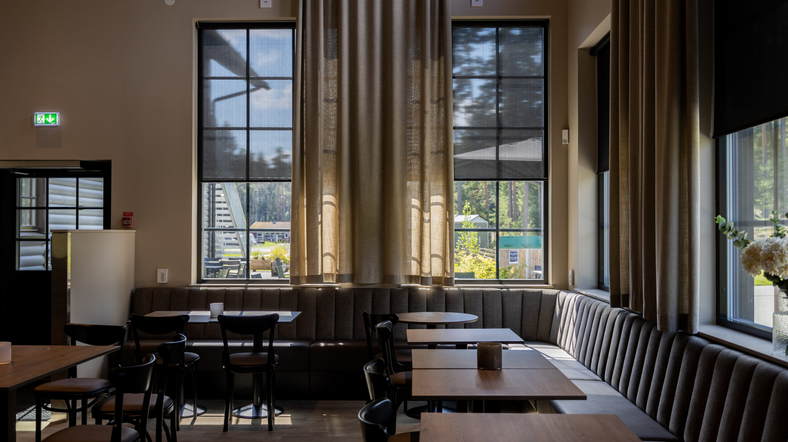 Rullgardiner och gardiner i restaurang.