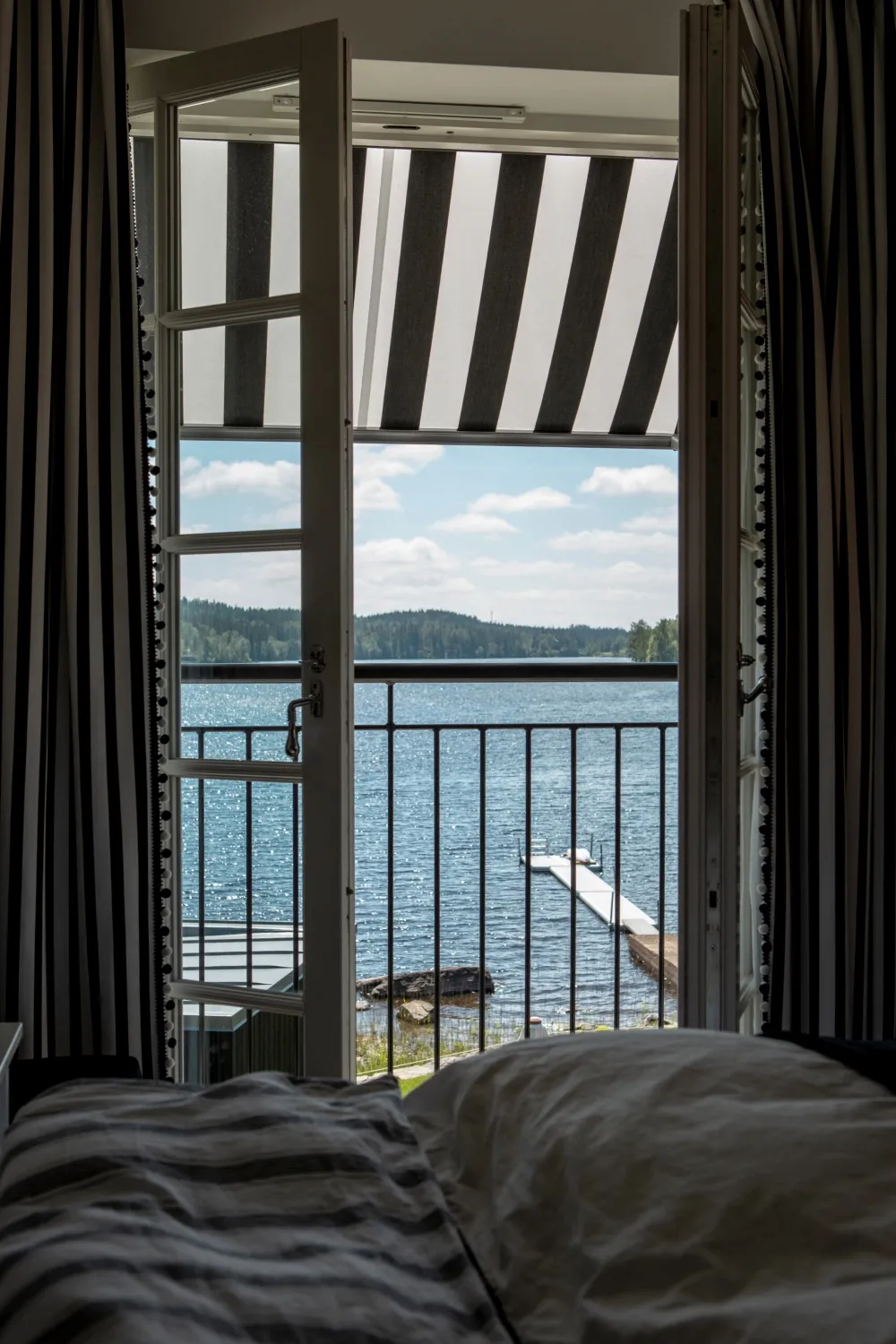 Fönstermarkis sett inifrån.