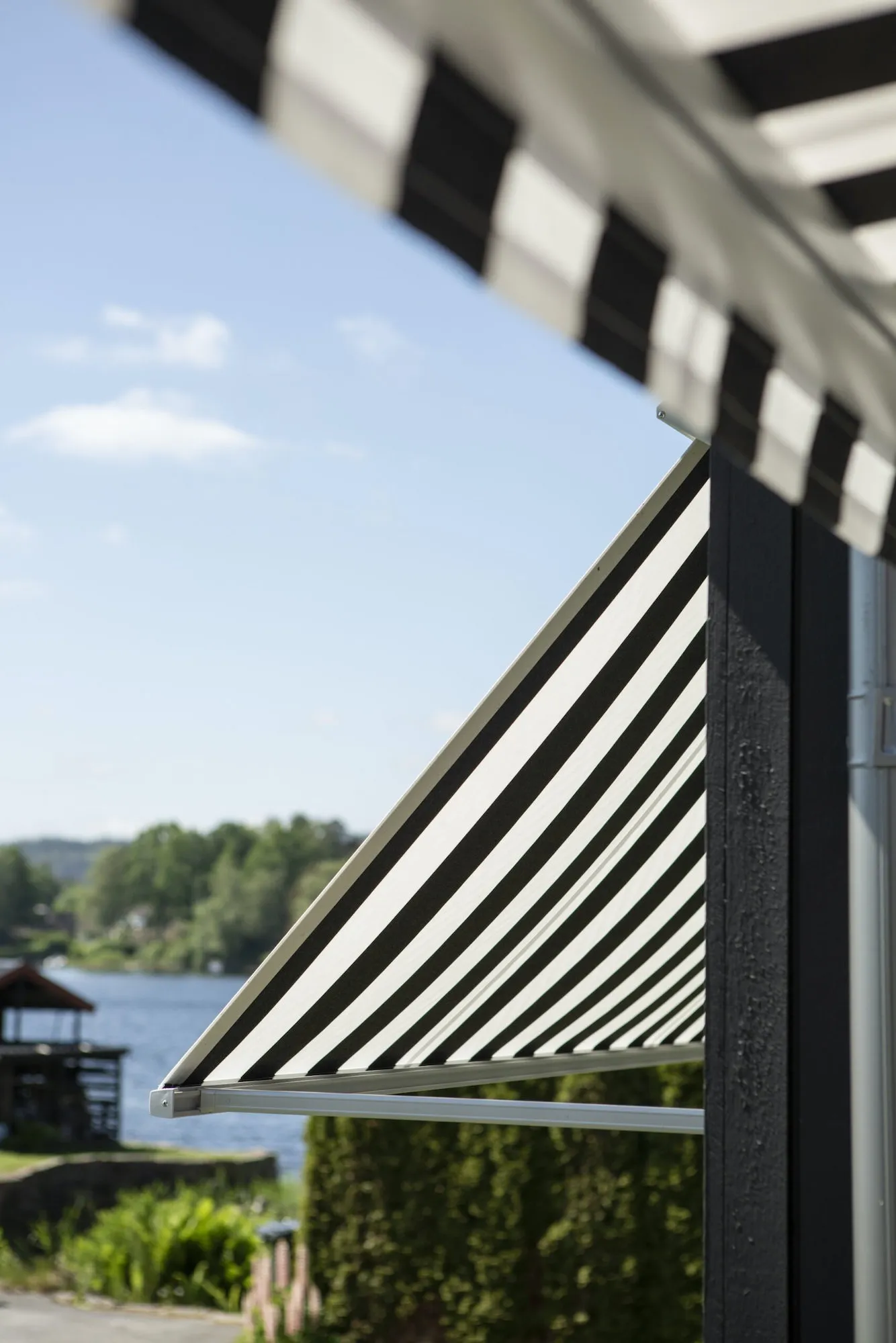 Svart/vita fönstermarkiser.