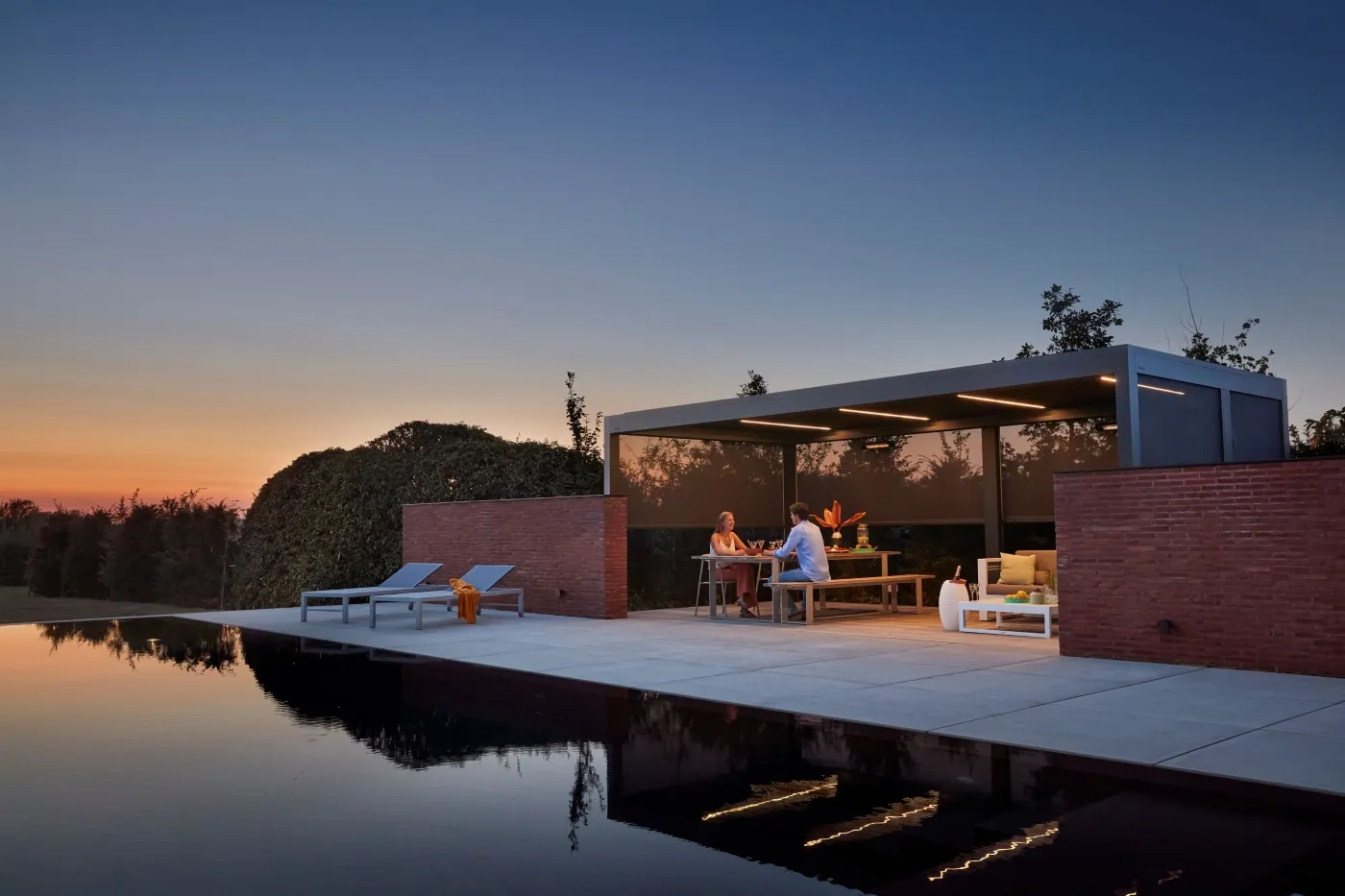 Svart pergola med lamelltak.