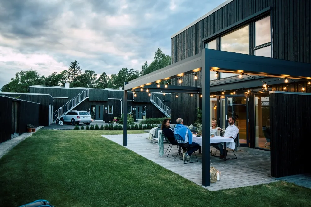 Öppen pergola på uteplats.