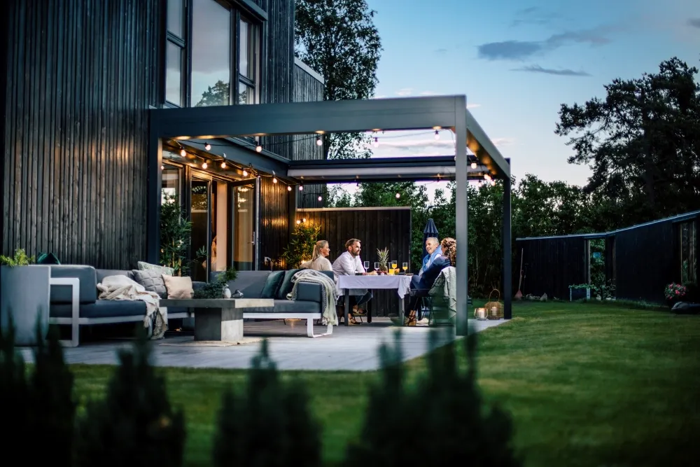 Öppen pergola på uteplats.