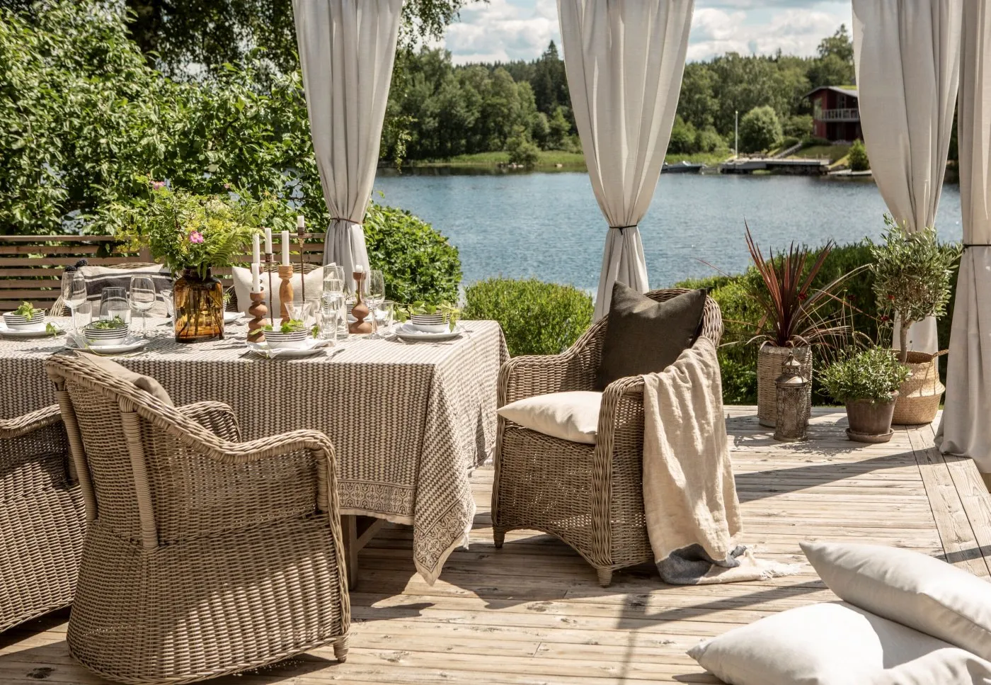 Utomhusgardin vid sjömiljö.