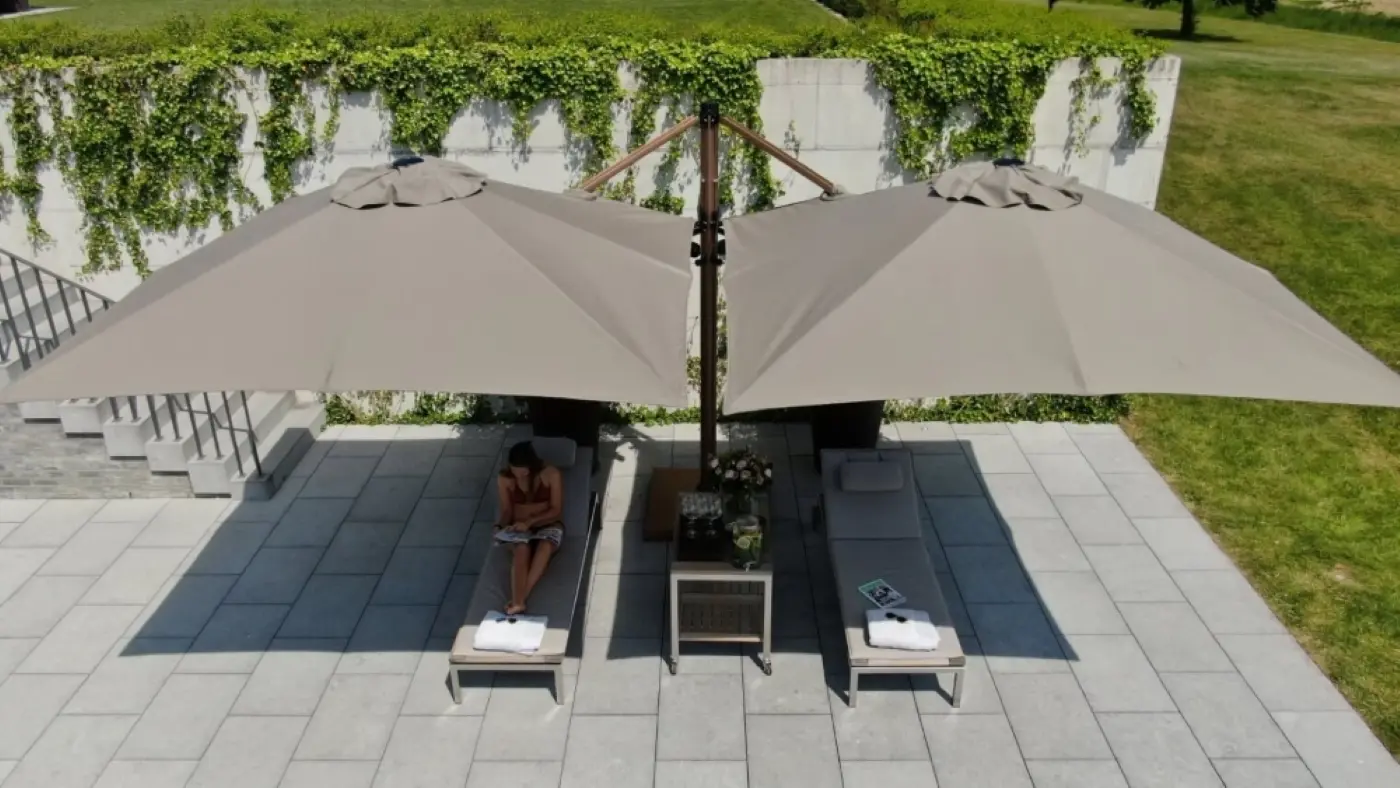 Två parasoll på en stolpe.