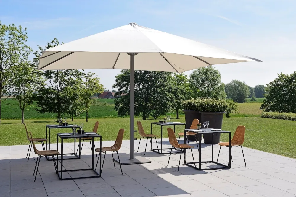 Vit parasoll på uteplats.