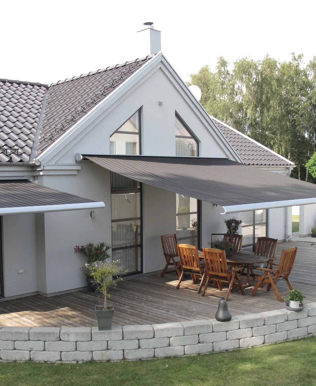 Terrassmarkiser över altan.