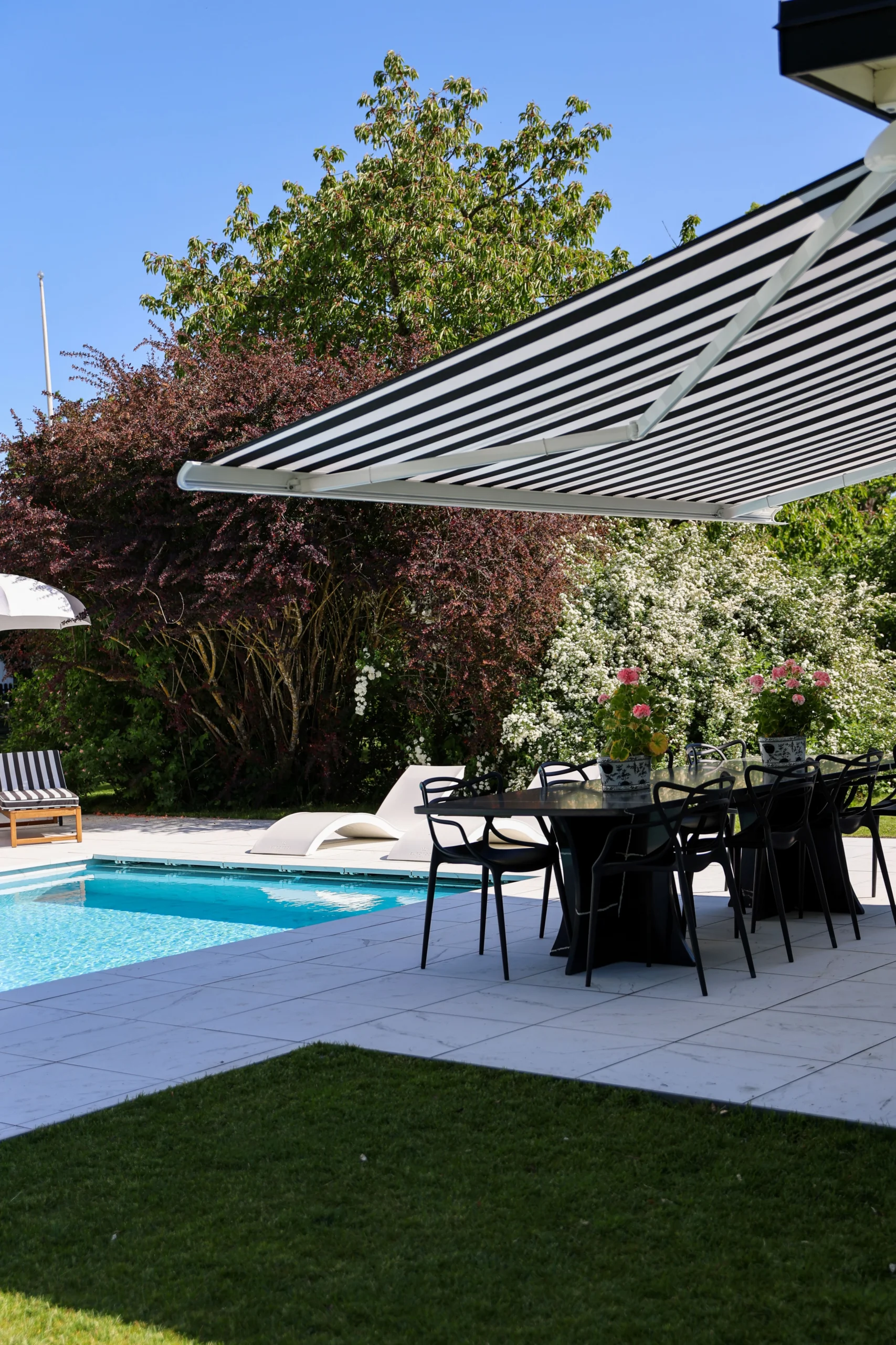 Terrassmarkis med svart/vit randig väv.