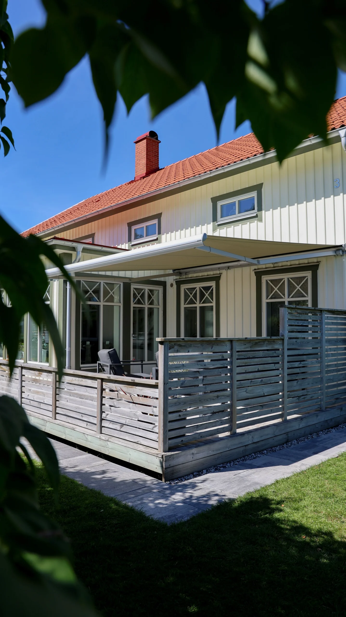 Terrassmarkis över altan.