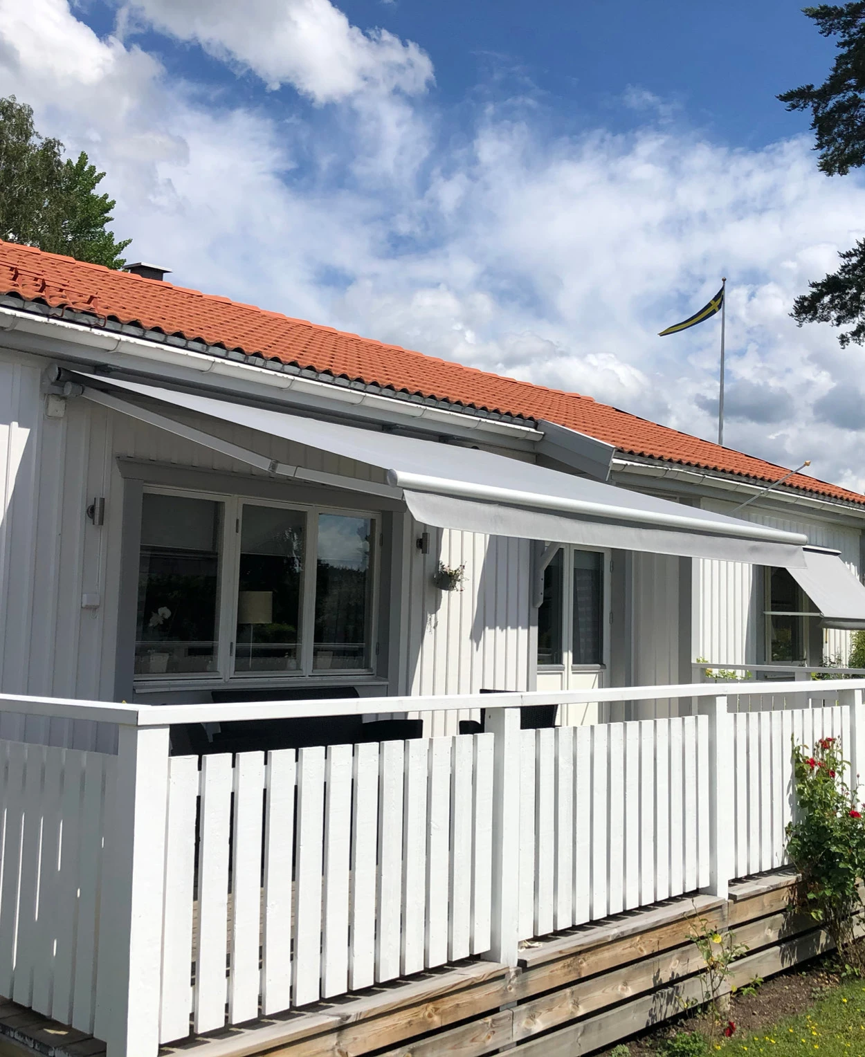 Terrassmarkis över altan.