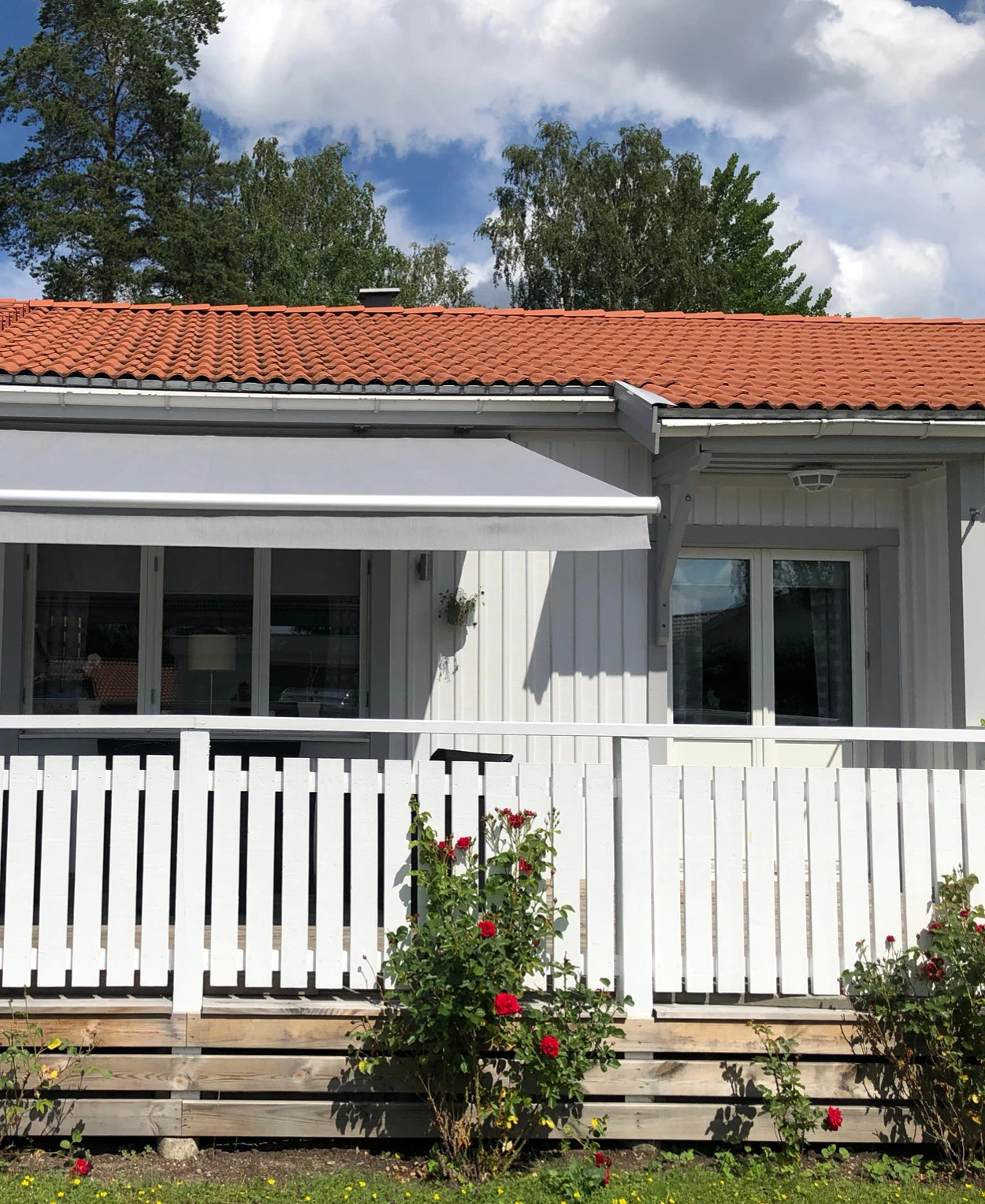 Terrassmarkis över altan.