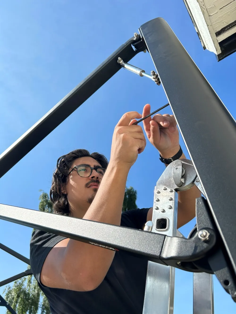 Montör monterar parasoll.