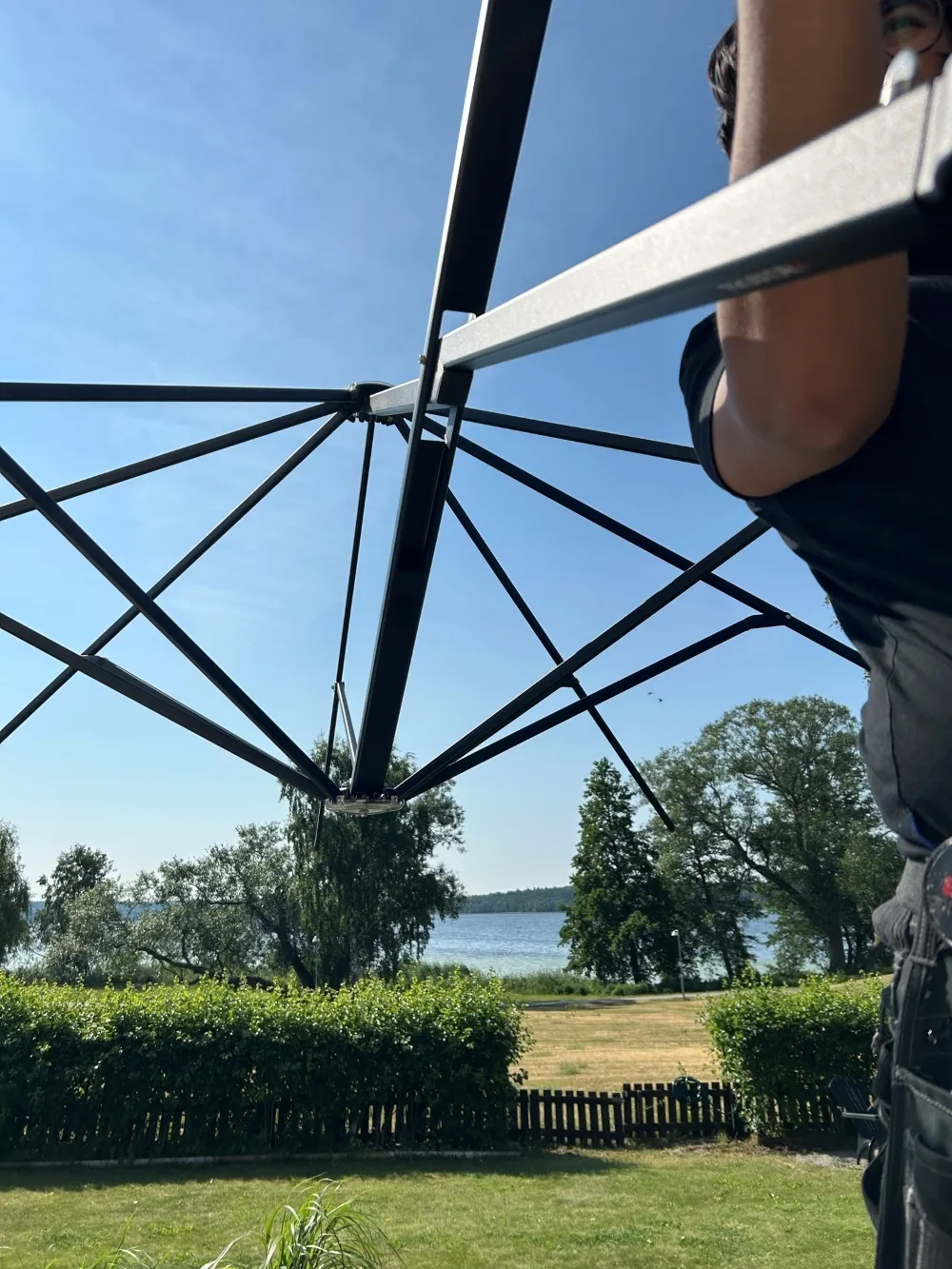 Montör monterar parasoll.