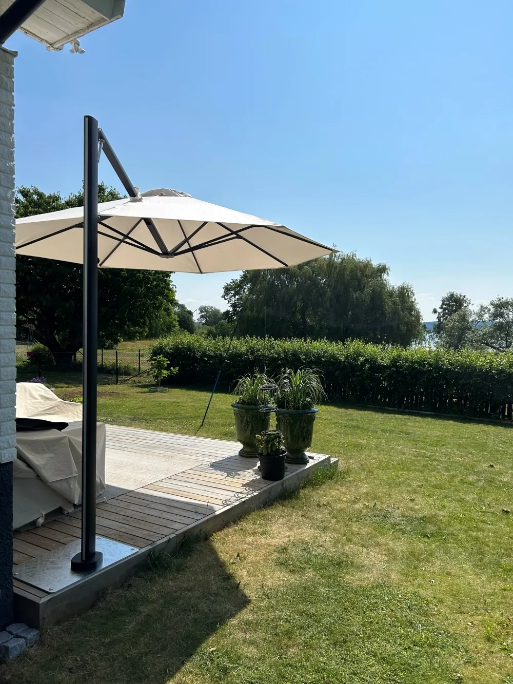 Parasoll på altan.
