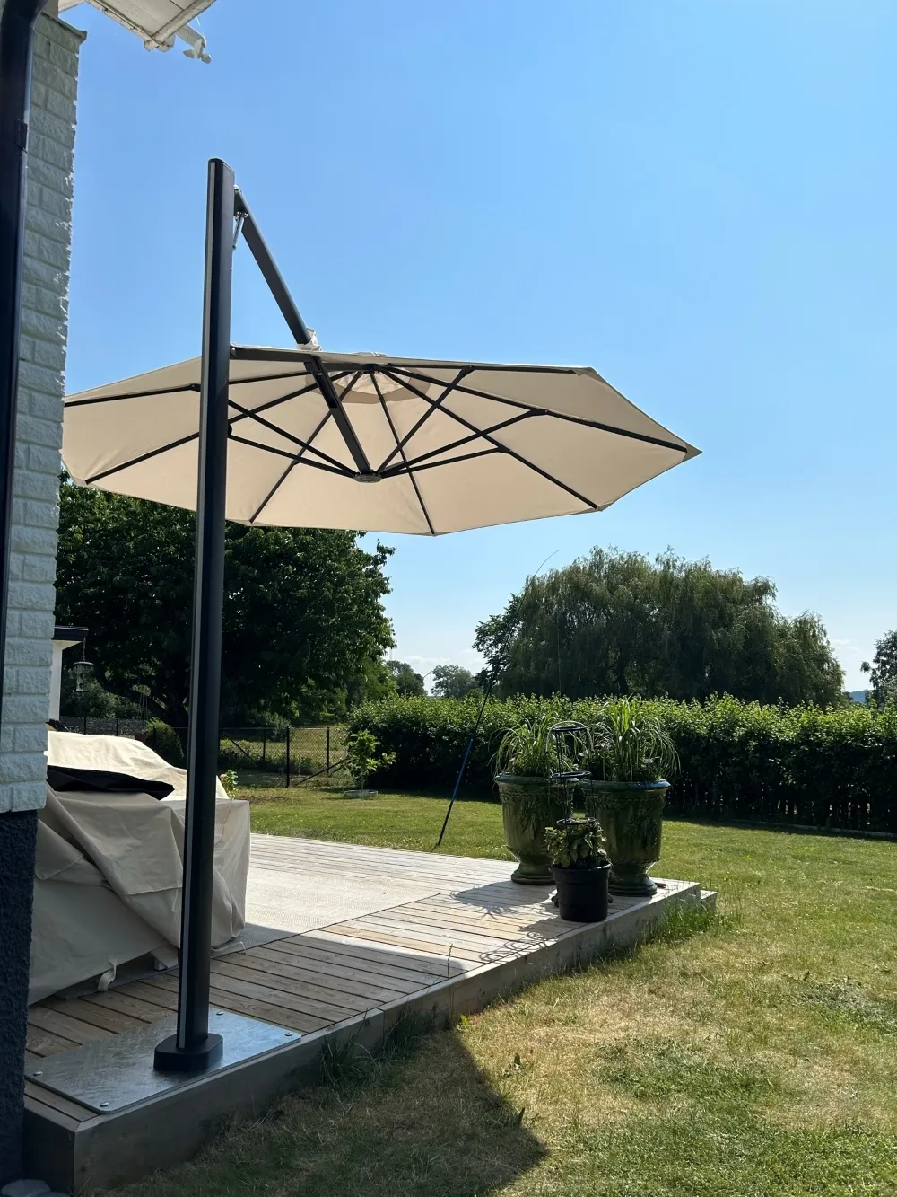 Parasoll på altan.