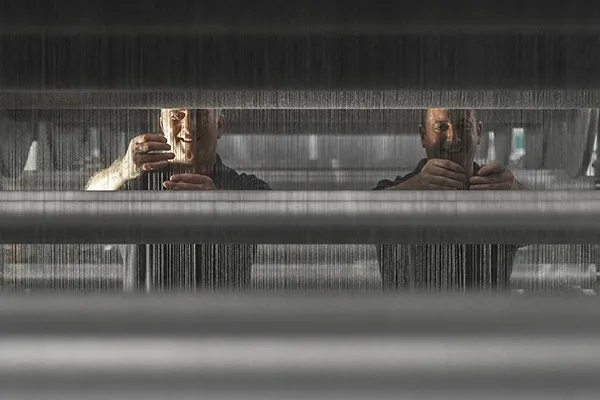 Kontrollering av trådar på vävfabrik.