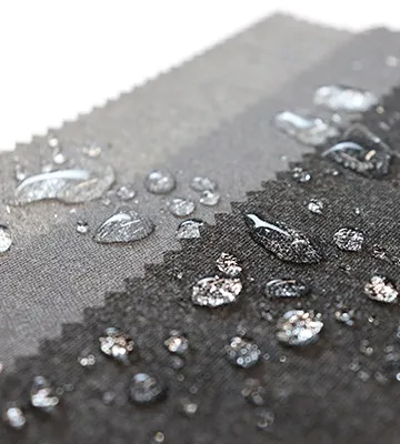 Markisvävsprover med pärlande vatten på.