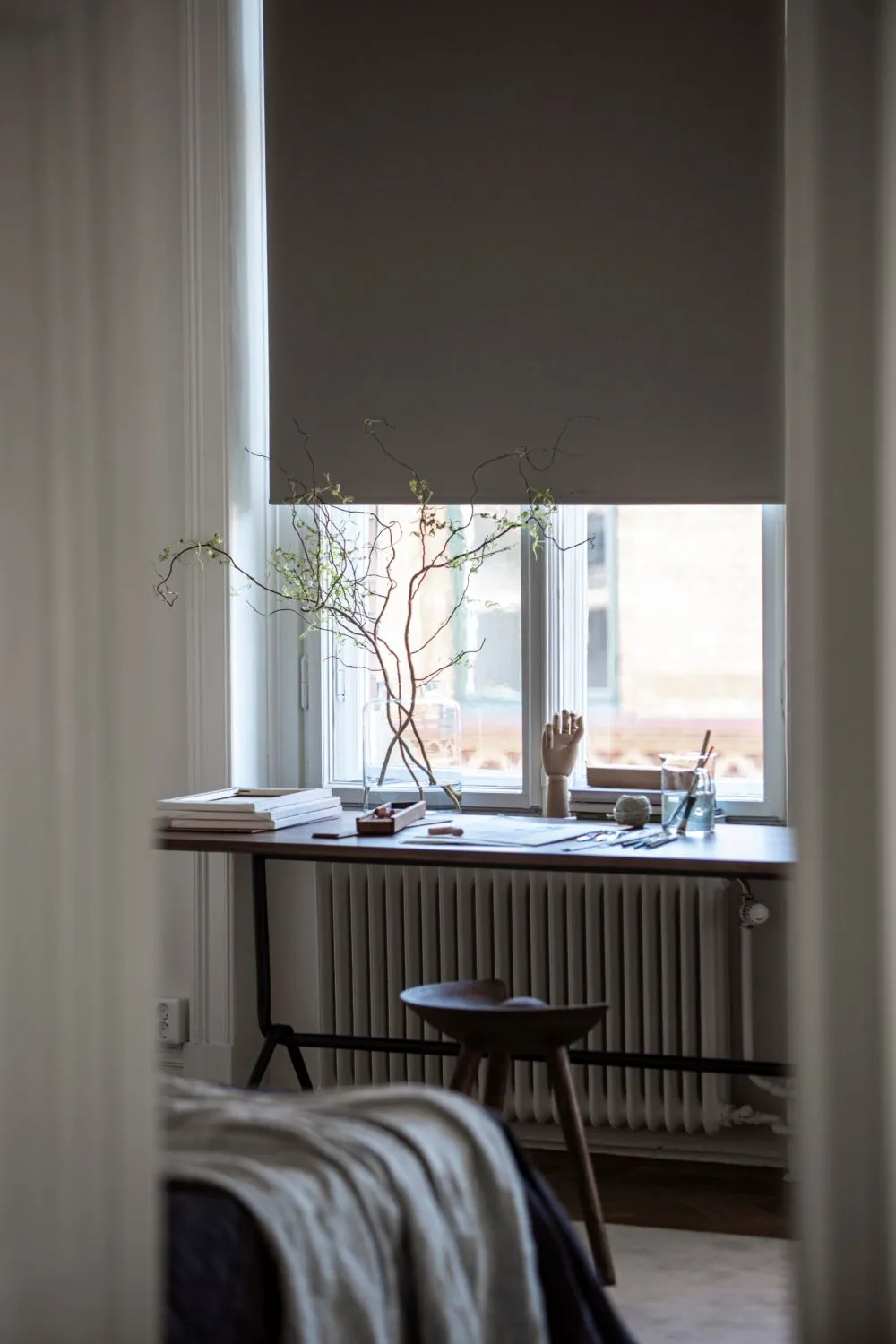 Grå mörkläggande rullgardin i sovrum.