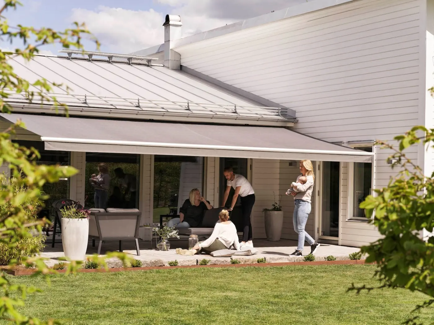 Grå terrassmarkis på uteplats.