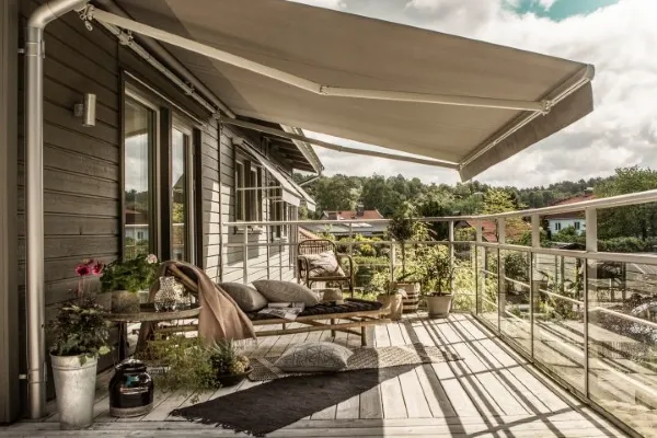 Grå terrassmarkis på balkong.