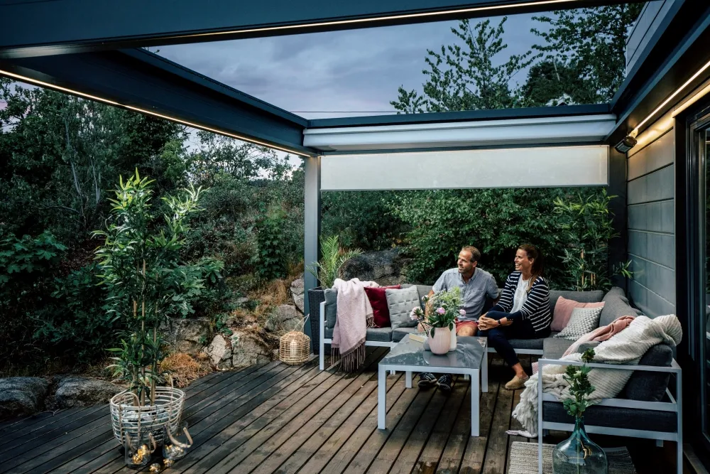 Öppen pergola med zipscreen på uteplats.