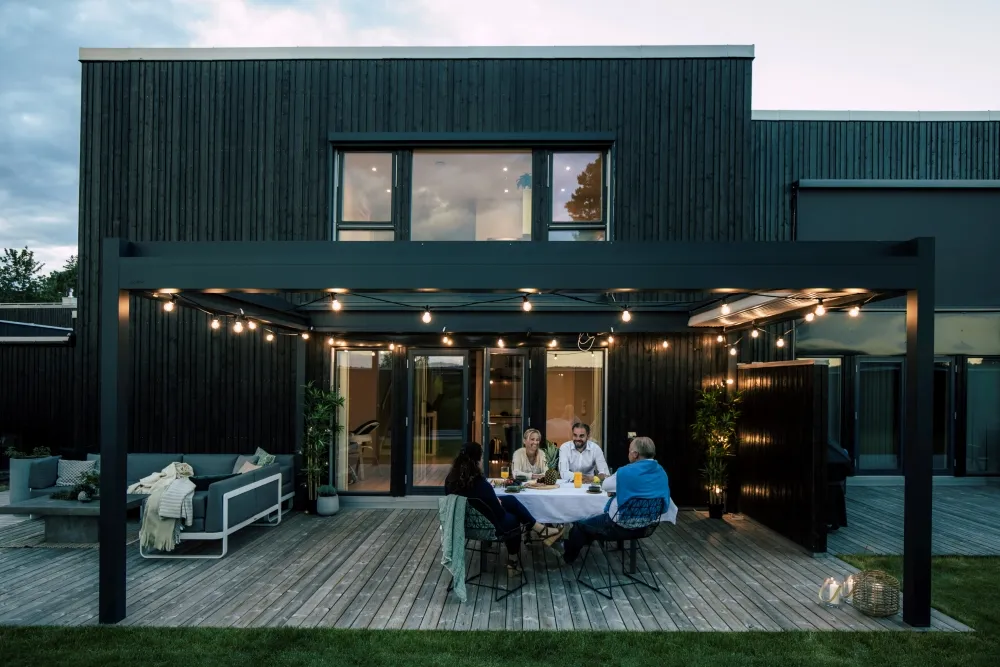 Öppen pergola på uteplats.