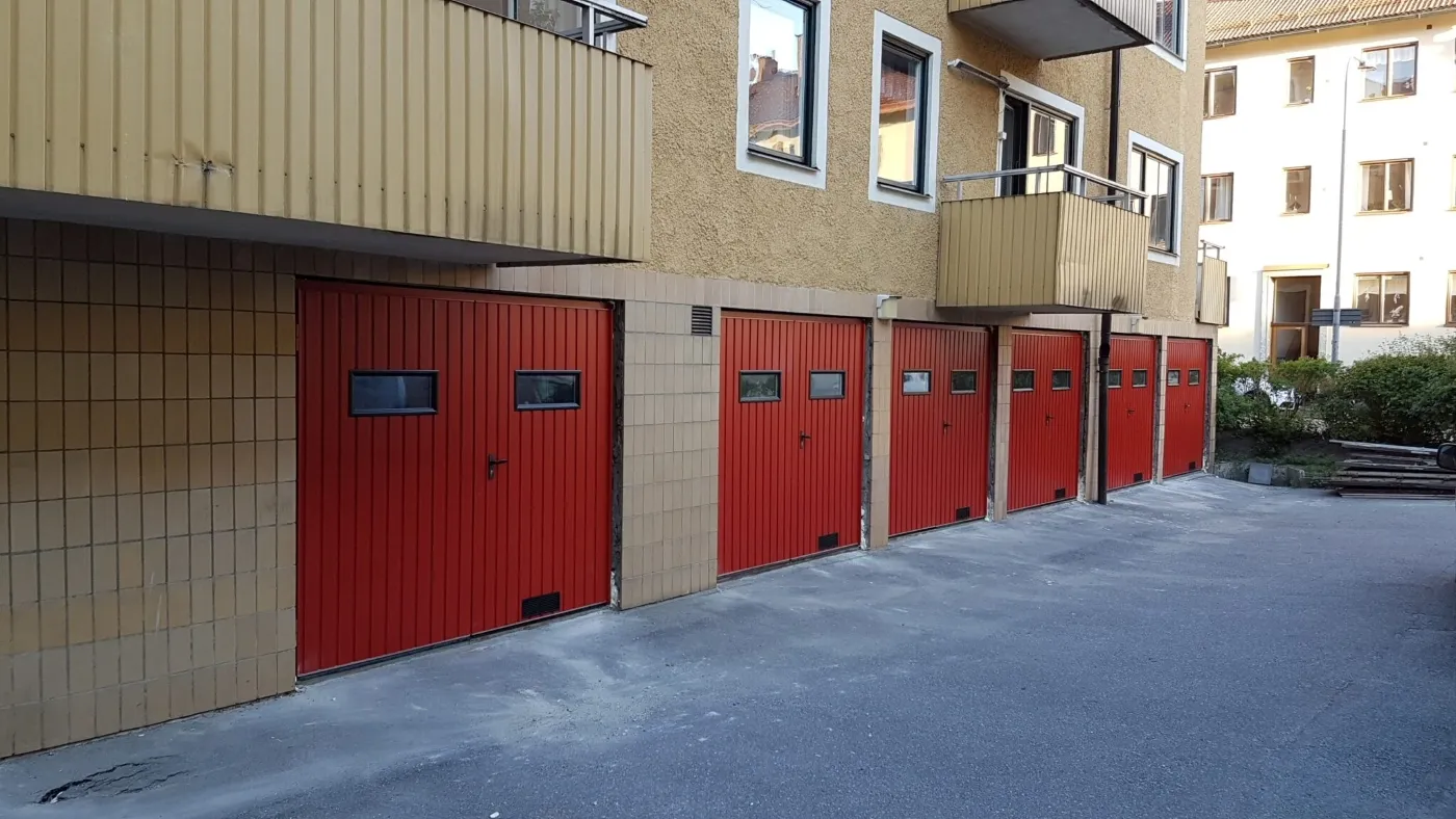 Röda garageportar.