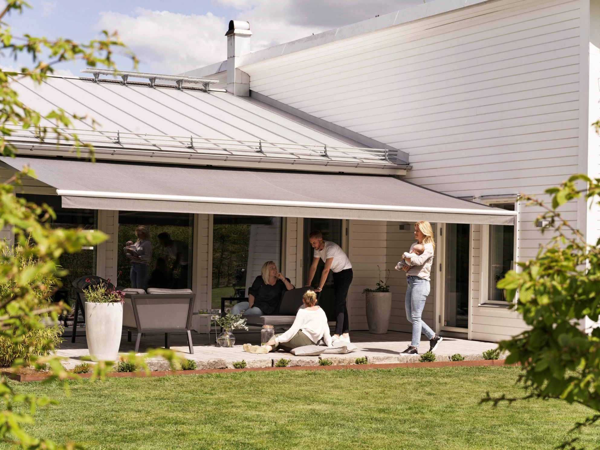 Grå terrassmarkis på uteplats.