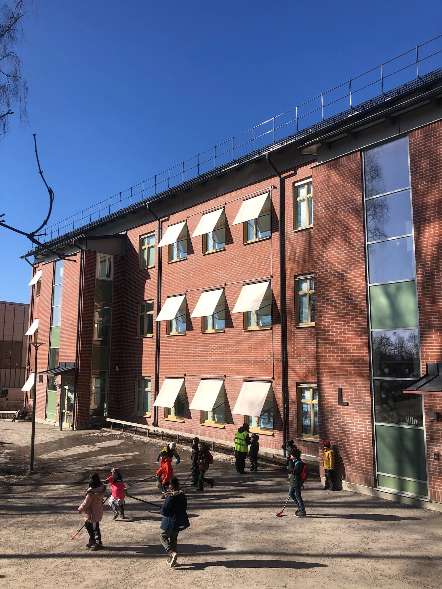 Fönstermarkiser på en skola.