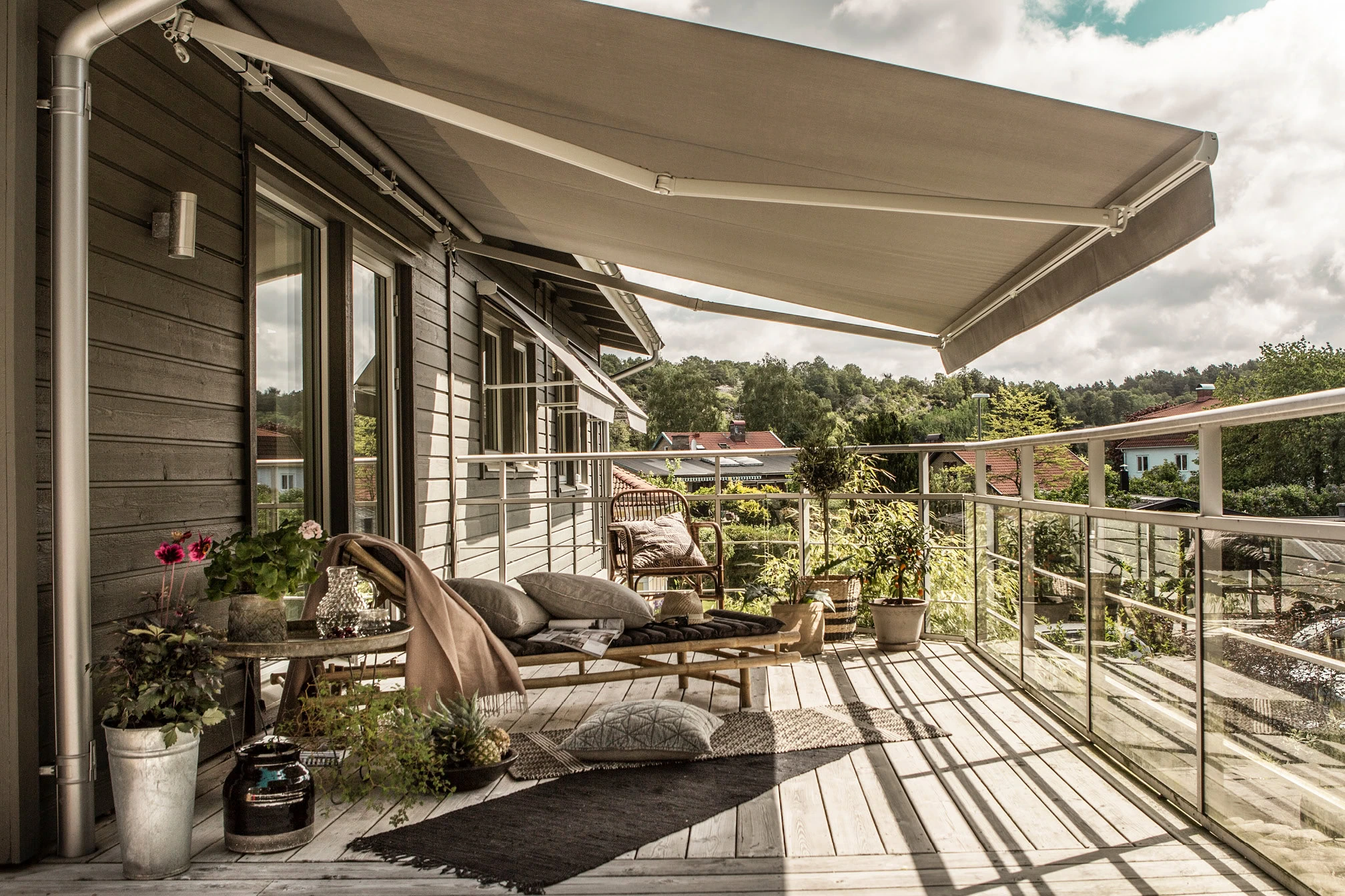 Grå terrassmarkis på balkong.